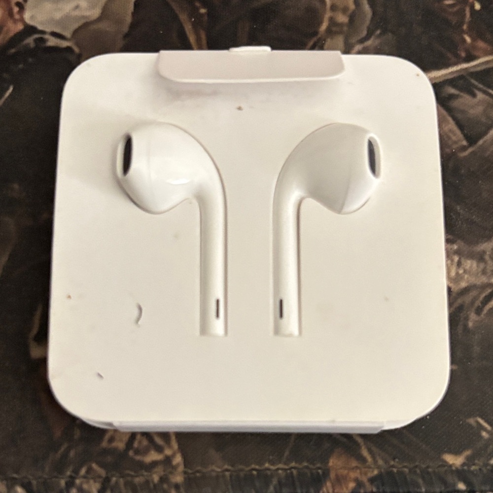 Apple White Wired Earbuds in Protective Case